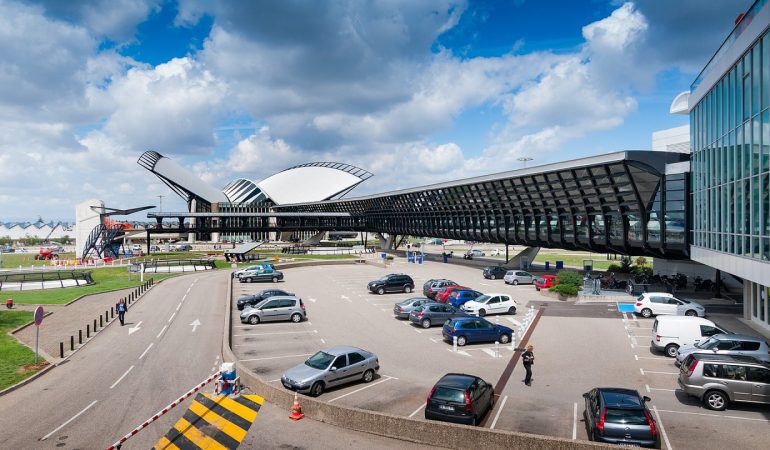 Comment payer pas cher sa place de parking à l’aéroport de Lyon ?