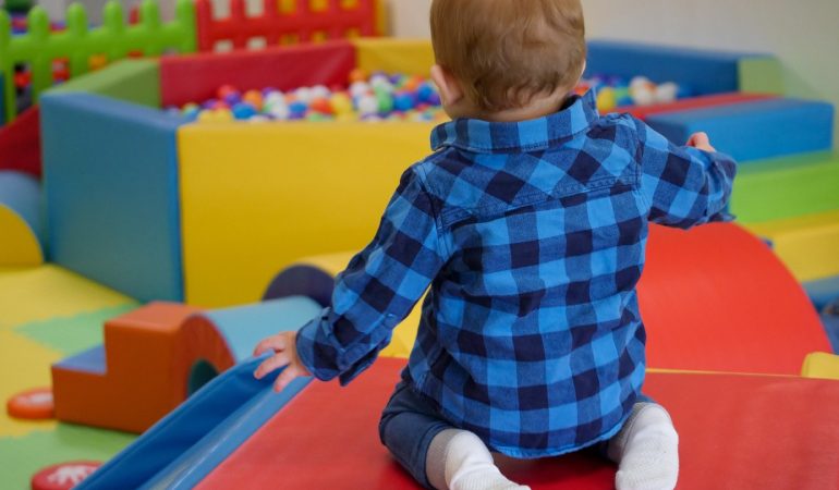 Osez l'aventure du parcours acrobatique indoor pour les enfants et en famille